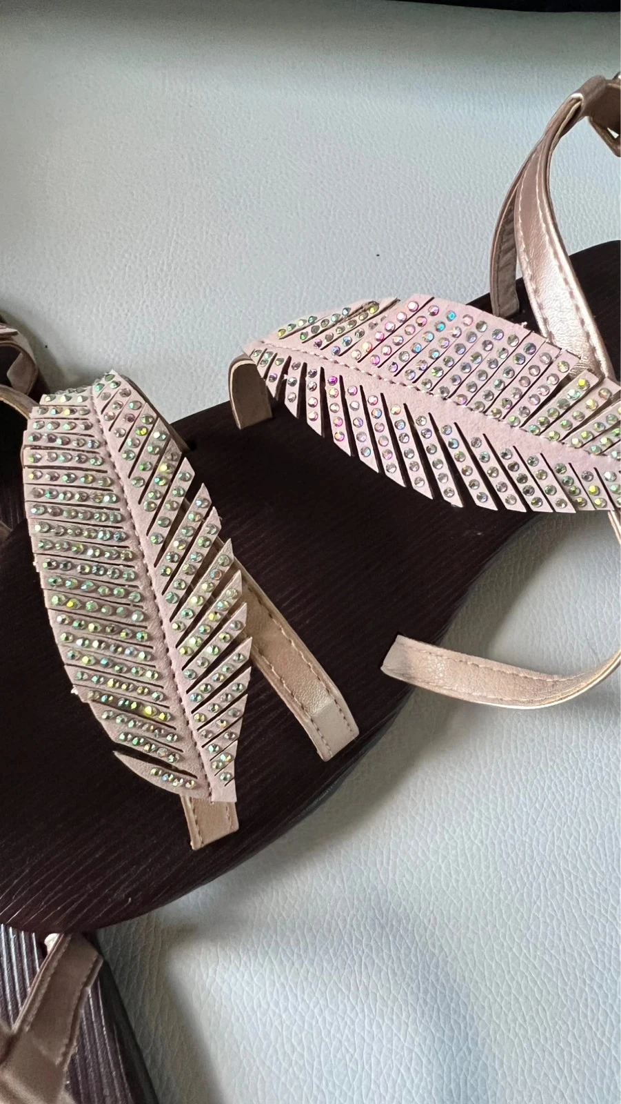 Sandalias planas brillantes en oro rosa – photo 2